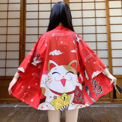 Lang rød yukata med en vinkende kat (maneki neko) motiv - bagside åben.