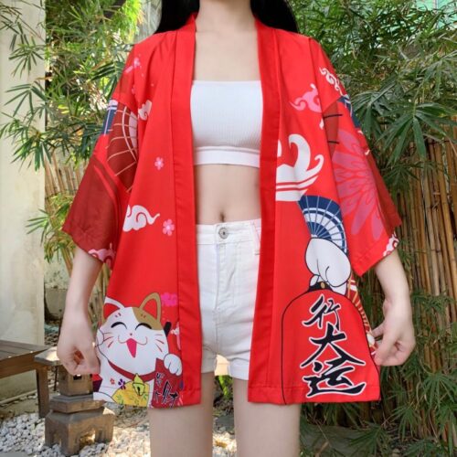 Lang rød yukata med en vinkende kat (maneki neko) motiv - forside åben.