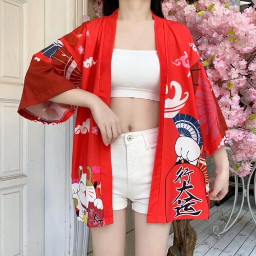 Lang rød yukata med en vinkende kat (maneki neko) motiv - forside åben med hånd på bælterem.