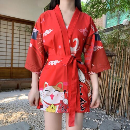 Lang rød yukata med en vinkende kat (maneki neko) motiv - forside lukket tæt med bundet bælte.