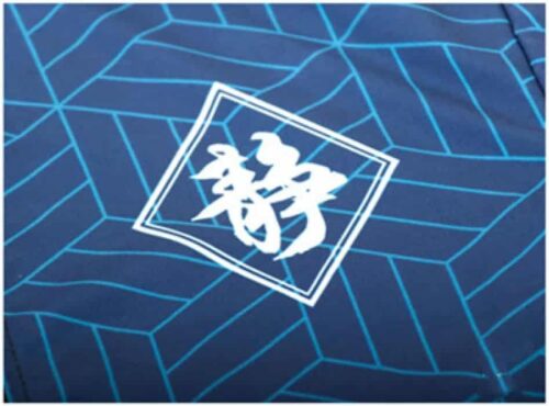 Japansk haori i marine blå med flot hokusai bølgemotiv. åben front og "champion "broderet på venstre bryst. close-up billede af sygning og logo