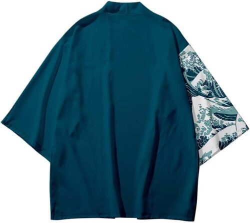 Japansk haori i marine blå med flot hokusai bølgemotiv. åben front og "champion "broderet på venstre bryst. bagsiden vises her.