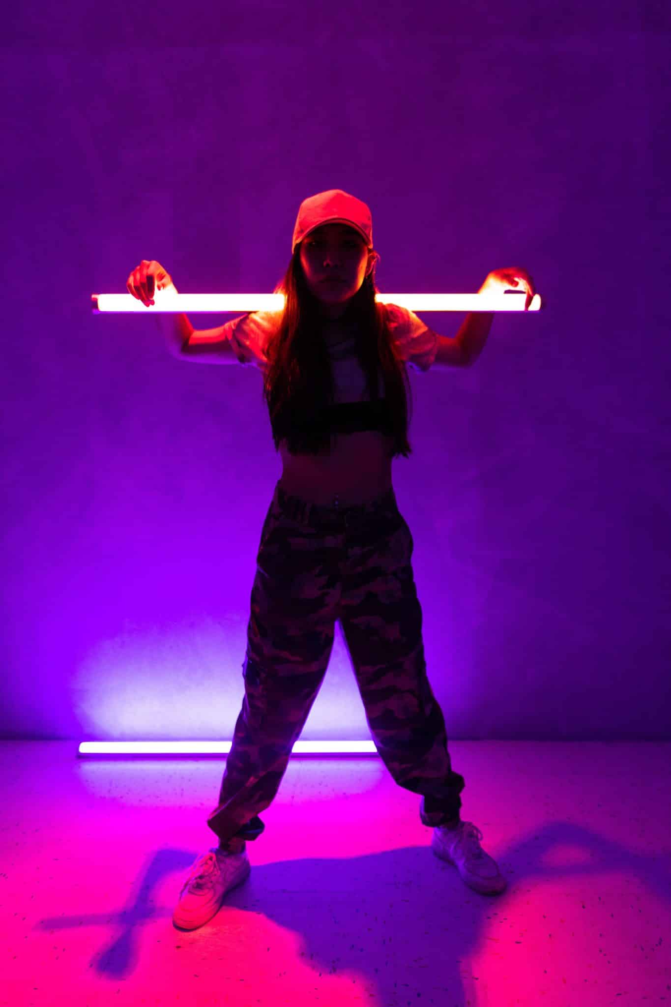 kvinde iført typisk funktionelt japansk street fashion tøj med baggy bukser, og tøj inspireret fra subkulturer som hiphop