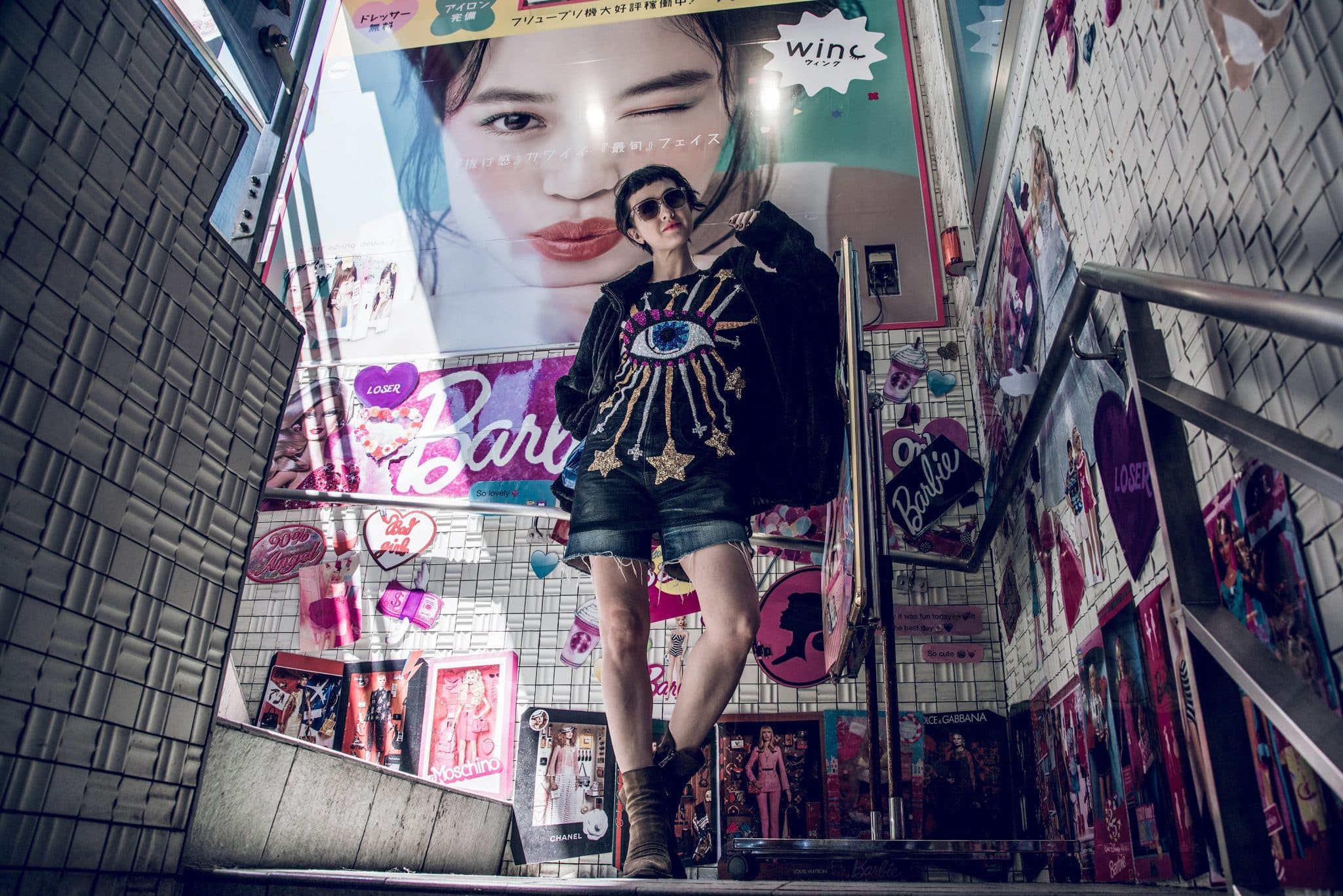 individ iklædt harajuku stilet street fashion tøj med mange unikke elementer