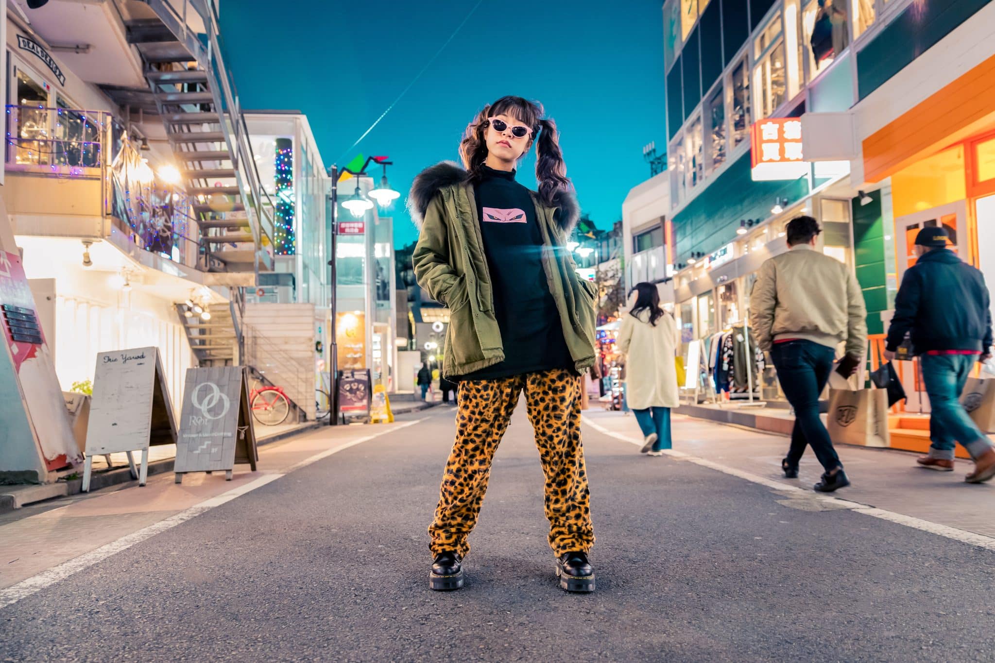 Individ iklædt oversized japansk street fashion med jakke, hoodie og harembukser.