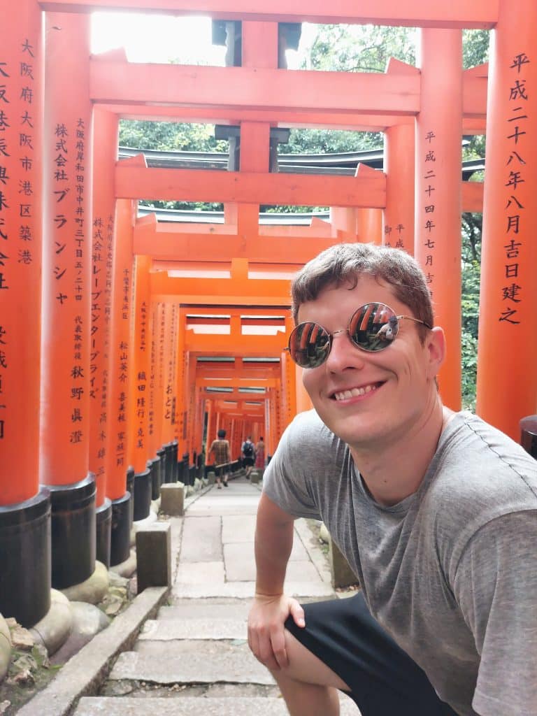 Billede af patrick halvvejs oppe af Fushimi Inari helligdommen i Kyoto.