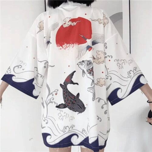 Yukata i hvid med flot koi karpe- og solopgang motiv. billedet viser bagsiden af yukataen.