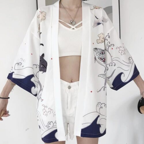 Yukata i hvid med flot koi karpe- og solopgang motiv. Yuaktaen står åben på forsiden af modellen.