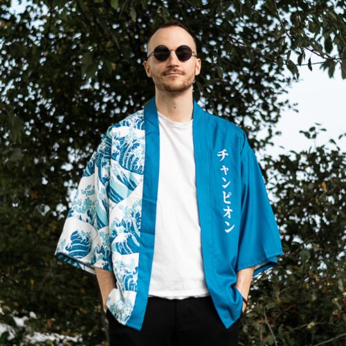Troels (ejeren) poserer flot i den fede Haori Champion Blue model med fede solbriller og en skarp skarp kæbelinje.