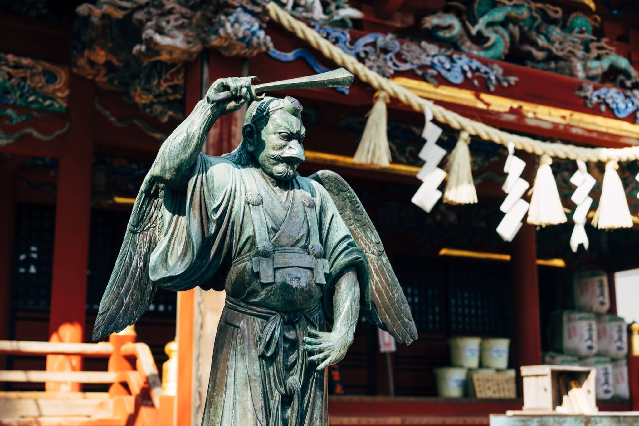 japanernes tro går bredt - shinto oni dæmon dømmer besøgende ved shinto helligdom