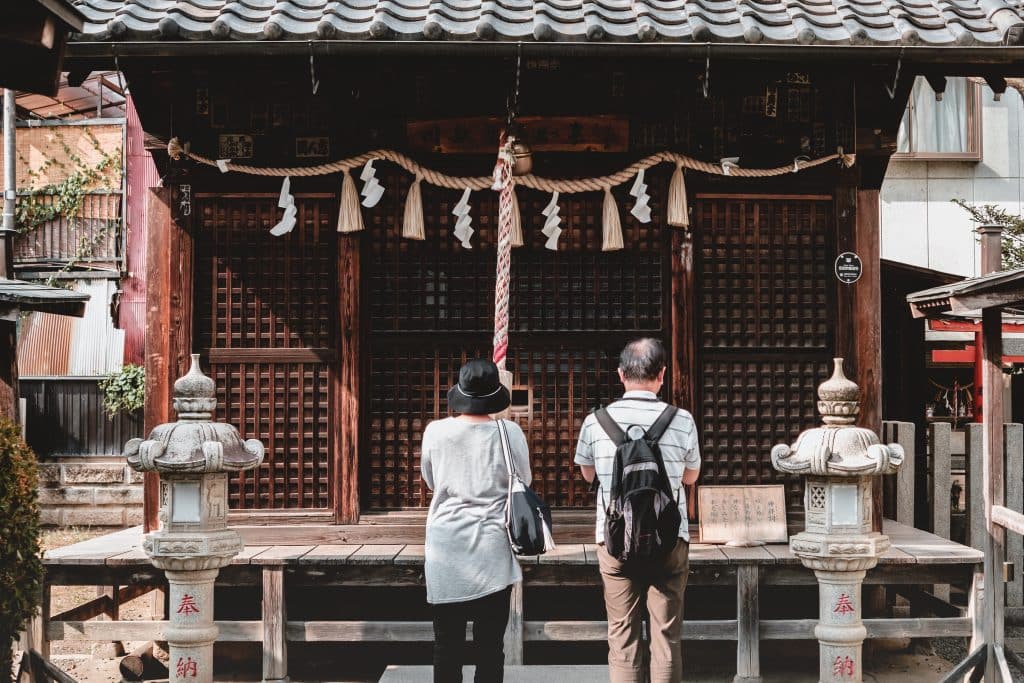 japanere bedder foran buddhistisk helligdom