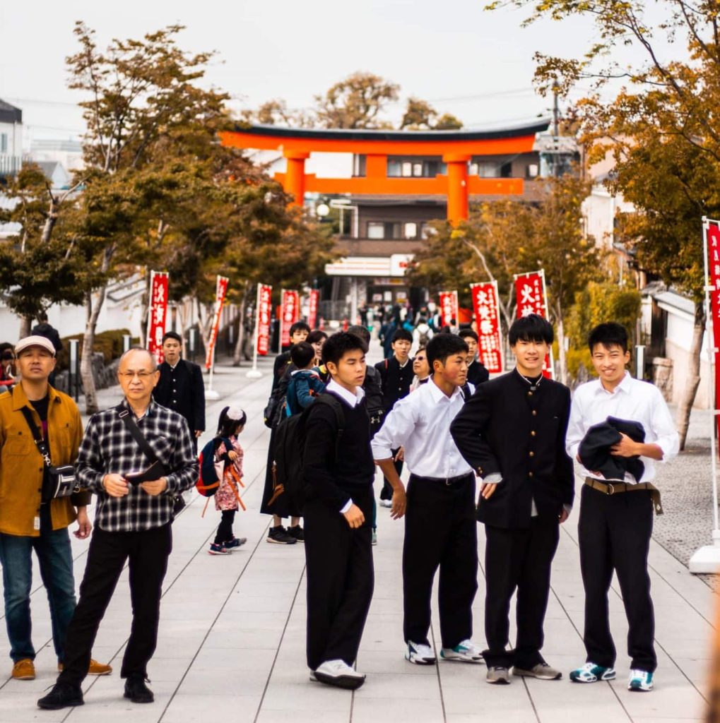 en række studerende i traditionel gakuran japanske skoleuniformer.