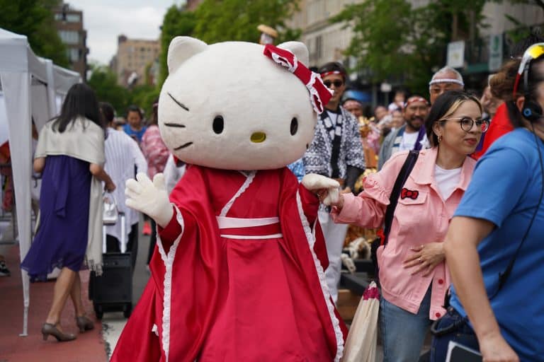 Hello Kitty Yuru Kyara under en parade